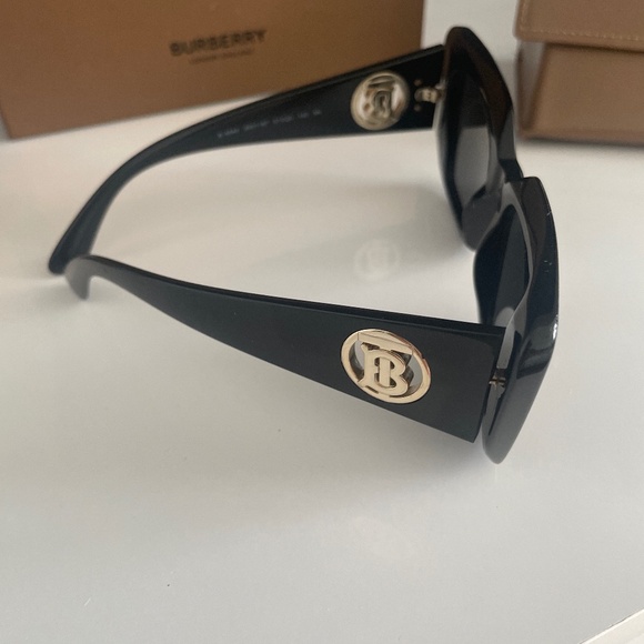 Sunglases - Picture 1 of 4